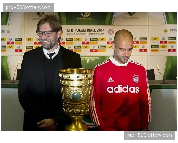 场边趣闻：瓜迪奥拉与克洛普在场边就一次界外球判罚友好交流