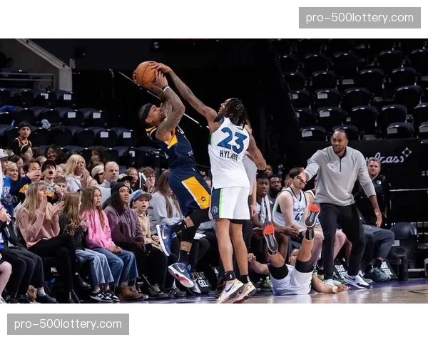 前NBA全明星小托马斯与发展联盟球队签约，寻求重返联盟机会。