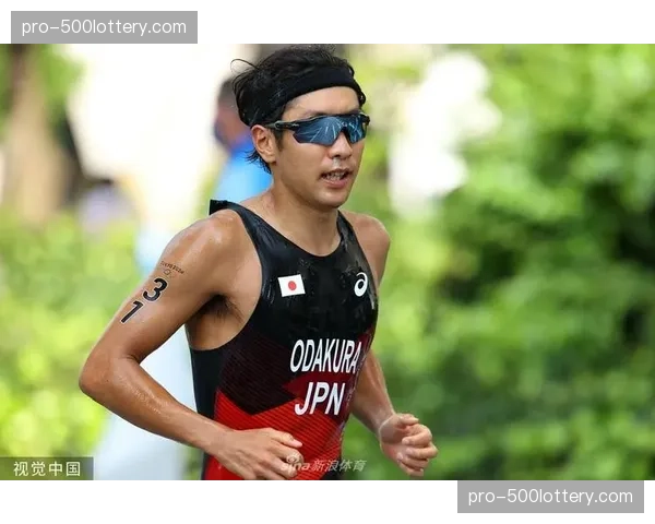 世界铁人三项系列赛百慕大站，挪威选手布鲁门菲尔特夺冠